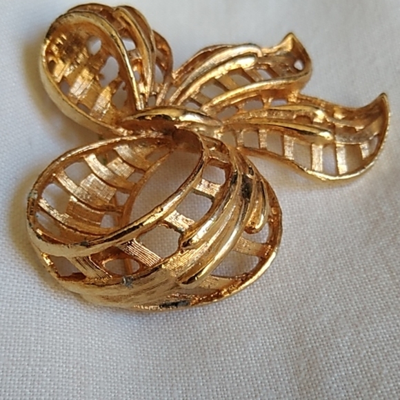 Vintage Coro Gold Bow Pin Stamped - Picture 2 of 6